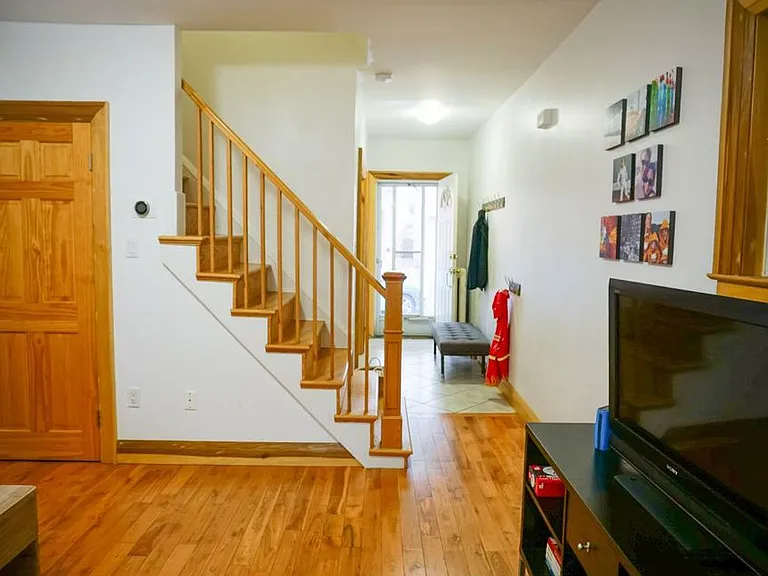 35 Hallam St — Photo 5