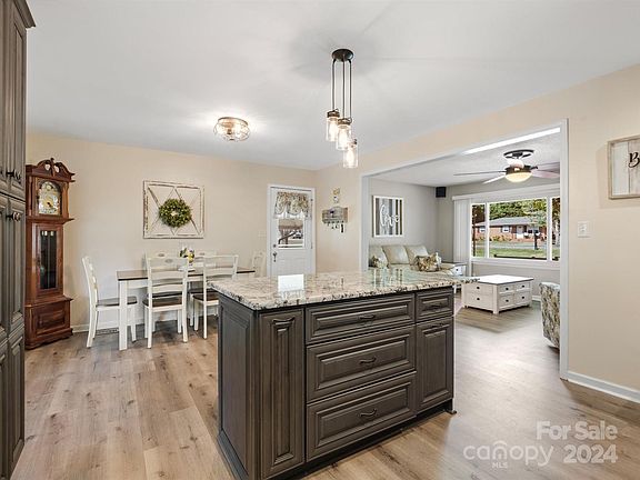 4th image of 123 Midwood Ln