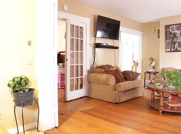5th image of 137 Eastwood Ave