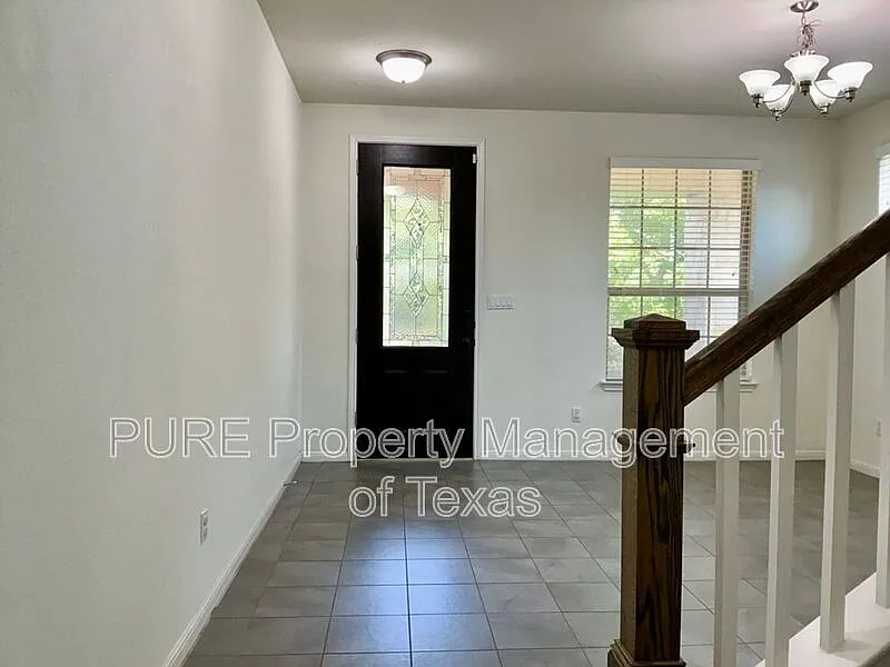 4 bed, 2.5 bath, 2878 sqft, $2,495 — Photo 3