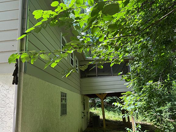 3rd image of 4030 Lynncrest Dr NE
