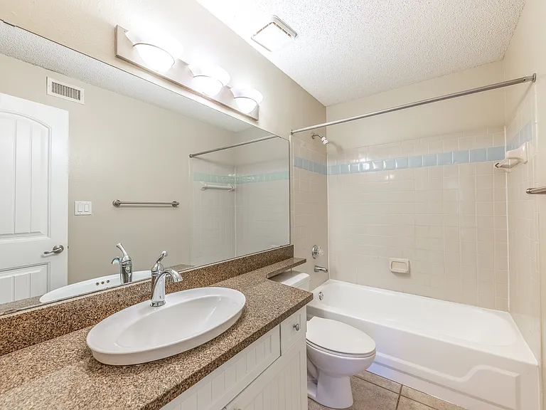 Palm Cove Apartments — Photo 18