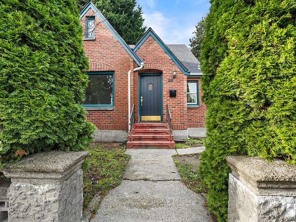 2nd image of 829 Warren Ave