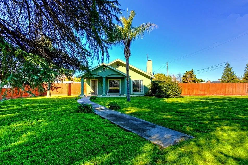 2741 N Winery Ave photo 1