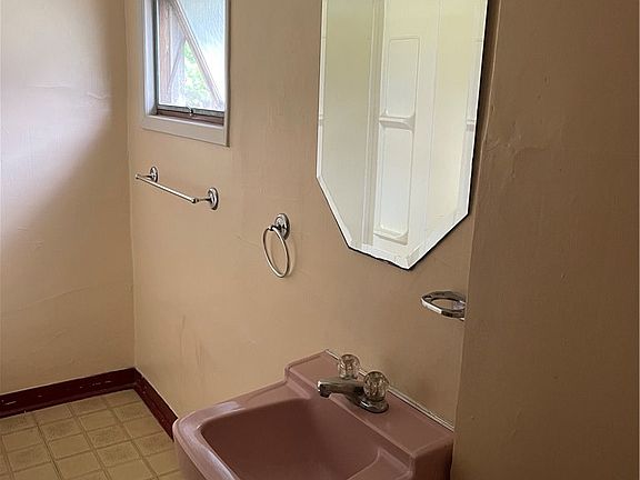 2nd image of 332 Quay St