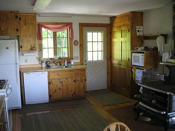 3rd image of 3038 N Ridge Rd