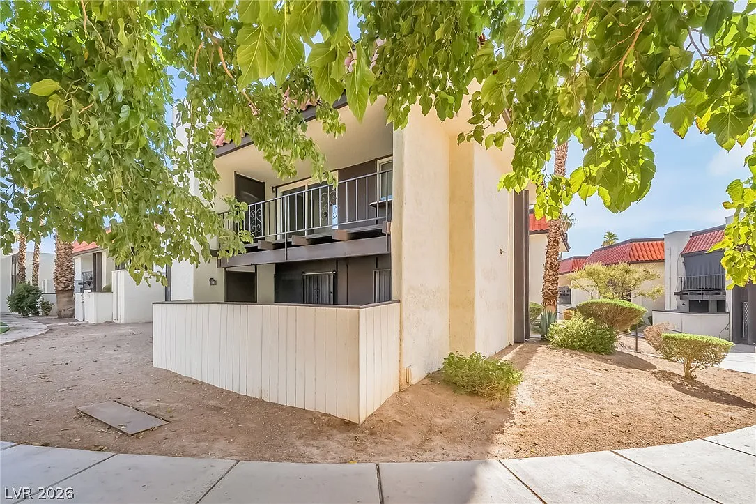 3 bed, 2.0 bath, 1125 sqft, $1,700 — Photo 3