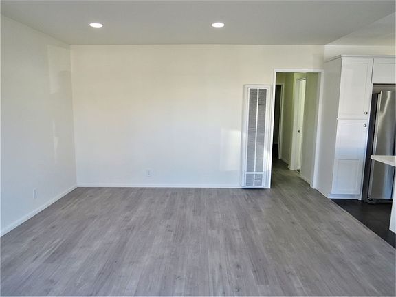 3rd image of 617 W Balboa Blvd