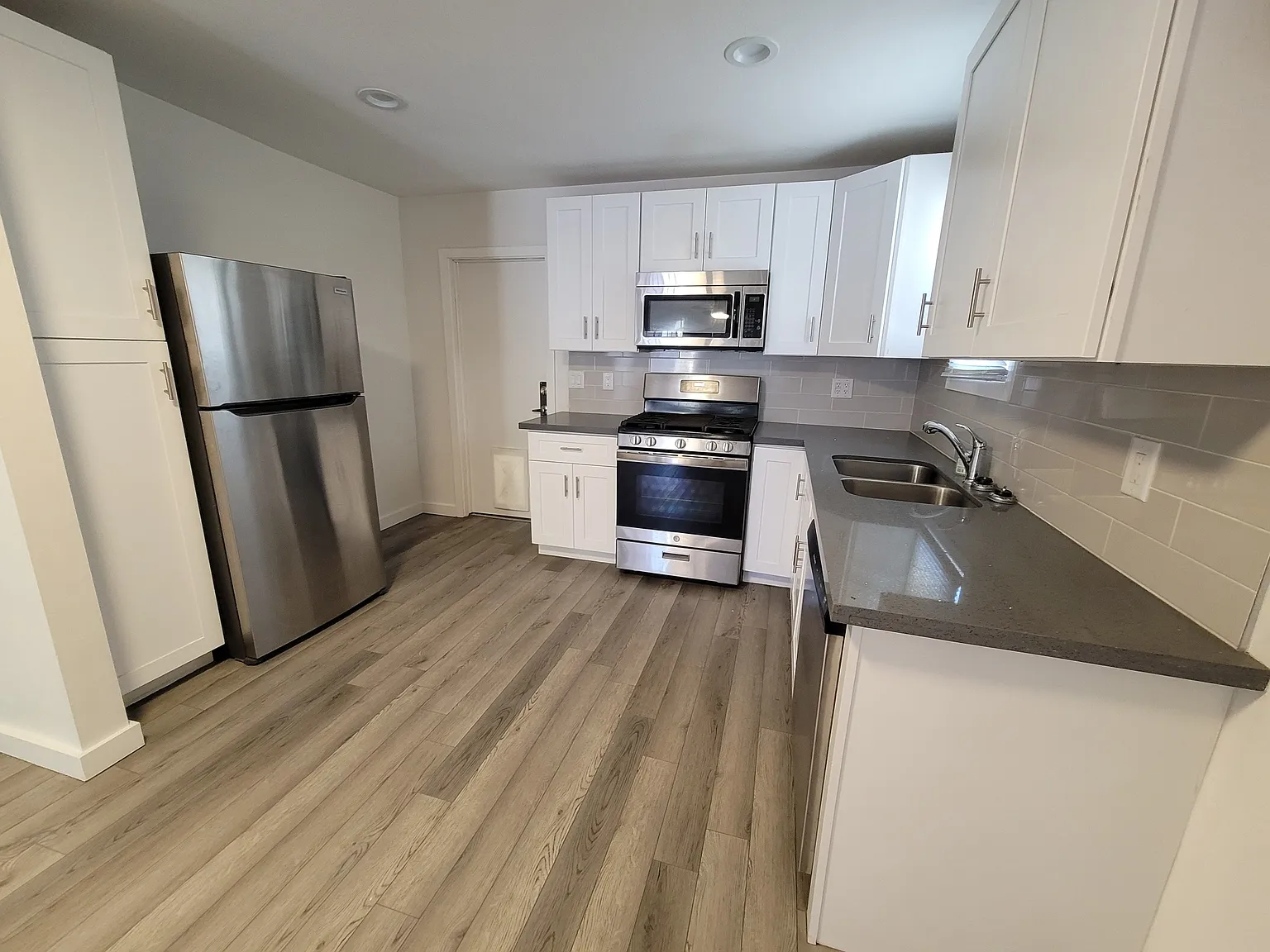 2 bed, 850 sqft, $1,595 — Photo 2