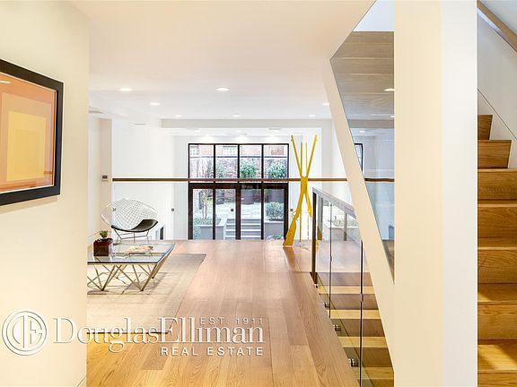 3rd image of 231 W 22nd St