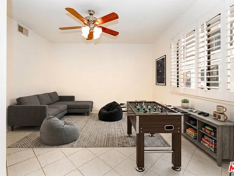 18100 Burbank Blvd #19 — Photo 7