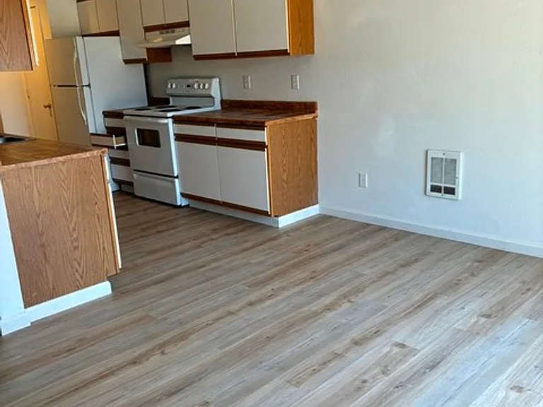 754 W Oregon Ave — Photo 3