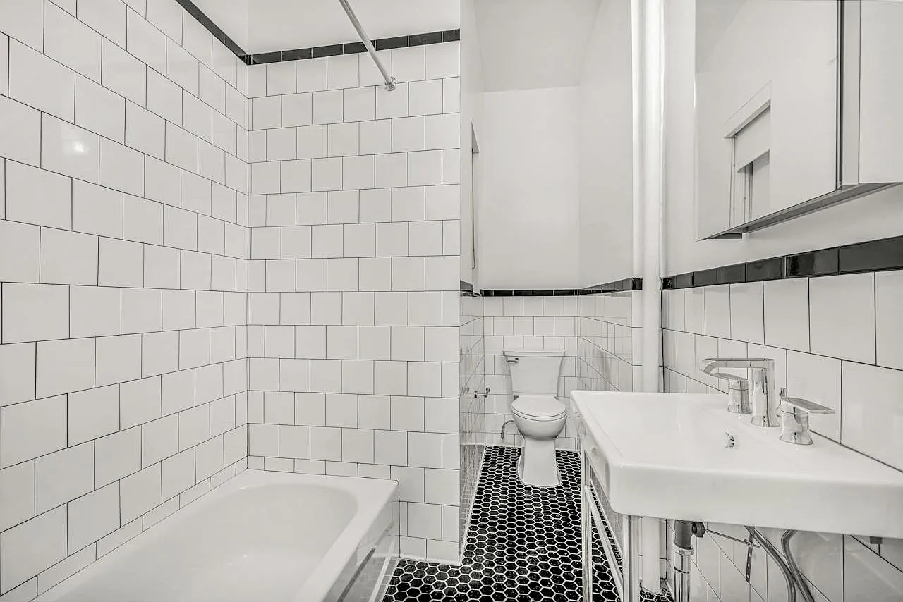 1420 Third Avenue — Photo 4