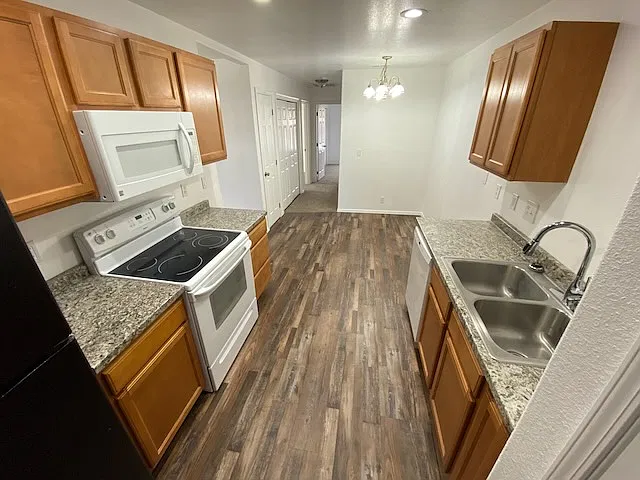 2 bed, 1000 sqft, $1,650 — Photo 2