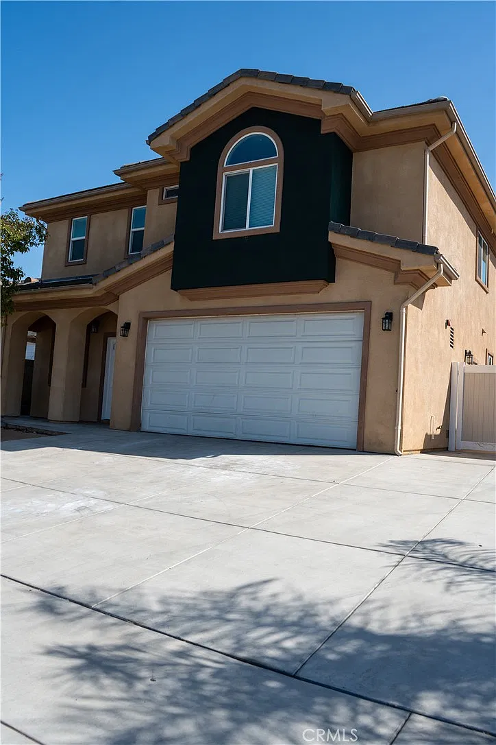 4 bed, 2370 sqft, $4,900 — Photo 1