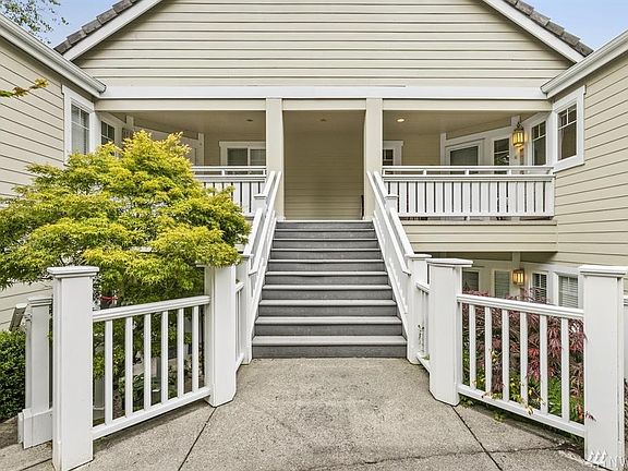 This four-plex is meticulously maintained by the Inner Harbor HOA, so is beautiful in all seasons!