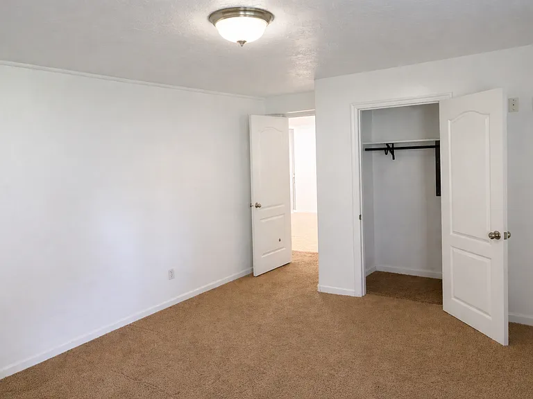 N Crestwood Cir — Photo 4