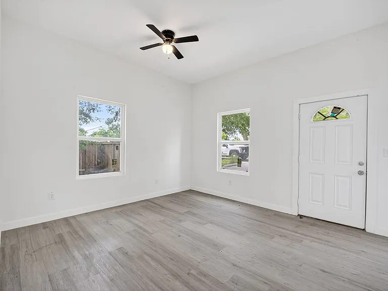 9009 Hilda St — Photo 4