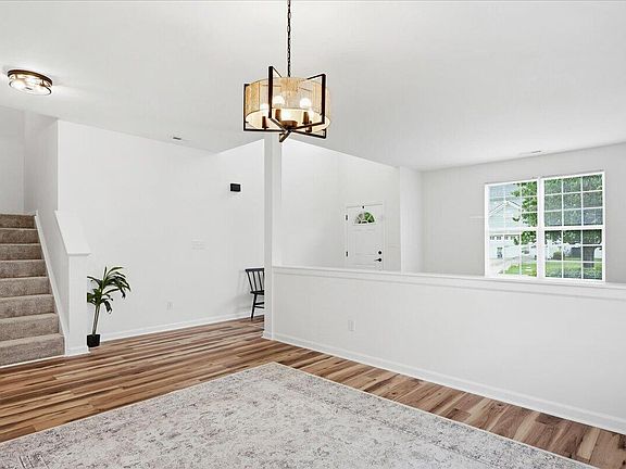 3rd image of 112 Smith Rock Dr
