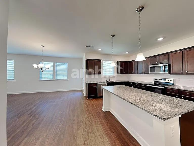 312 Bourne St — Photo 5