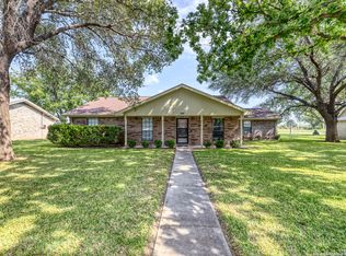 105 S Bluebonnet Dr, Uvalde, TX 78801