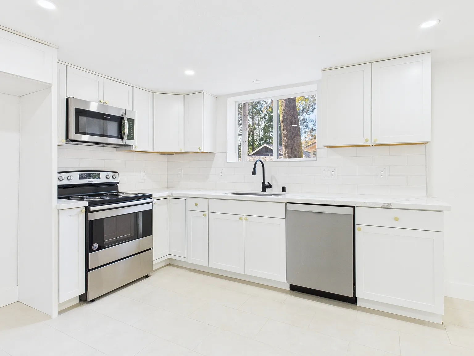 2 bed, 900 sqft, $2,195 — Photo 3