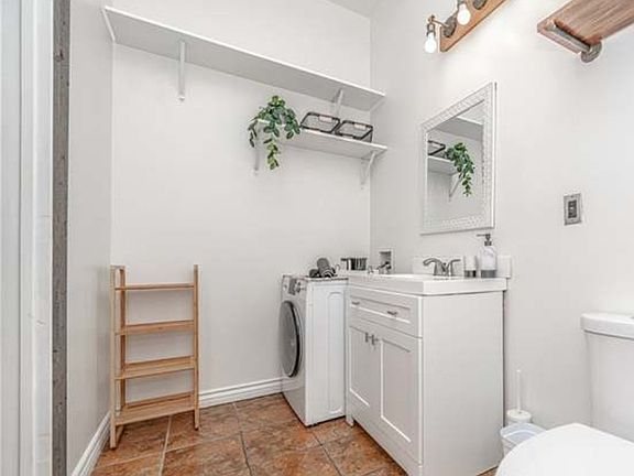 2nd image of 215 W 7th St APT 612