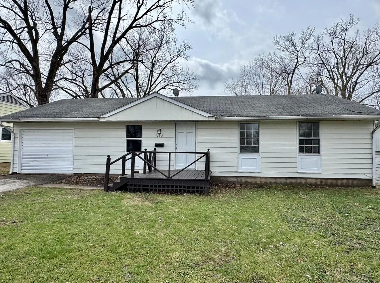 910 Skyline Dr — Photo 1