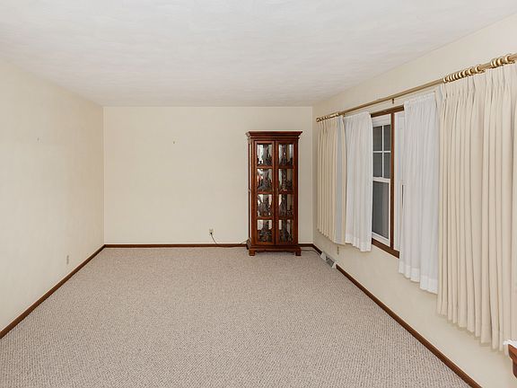 5th image of 727 Blackbird Ct