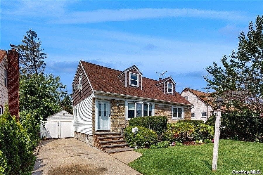 1st image of 700 Thrush Avenue