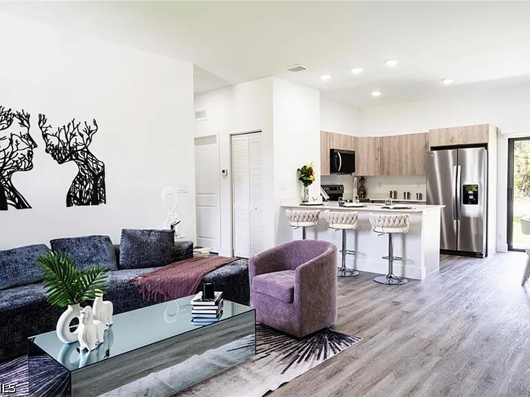 1150 Darling St E — Photo 12