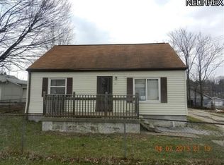 1557 Raymond St, Lakemore, OH 44250