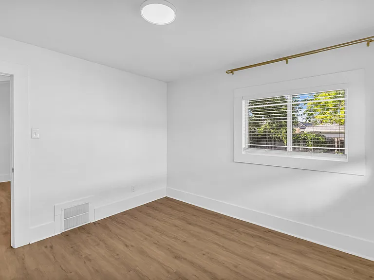 724 E Browning Ave — Photo 10