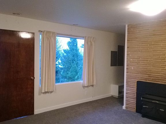 Large Living room with view of the lake, plenty of light, ne