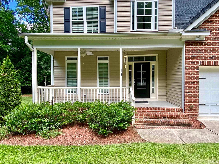 207 Lake Dr — Photo 2