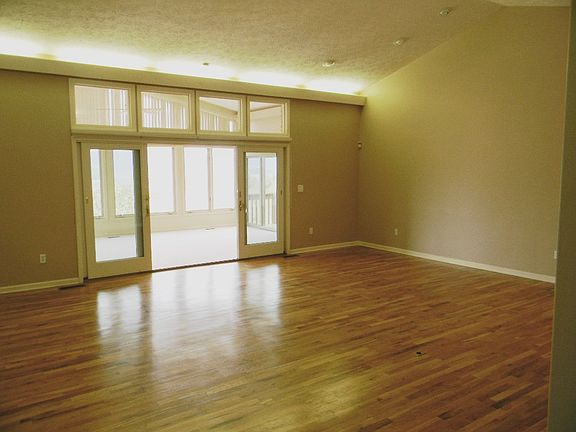 3rd image of 365 Mountain Valley Dr