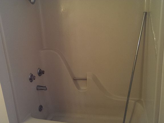 NIce large bath tub and shower combo