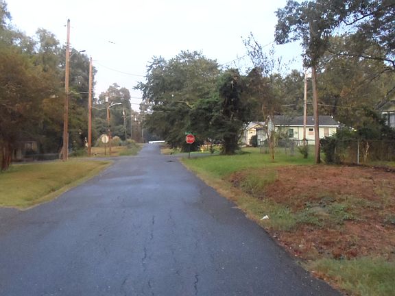 Exterior Neighborhood (street photo)