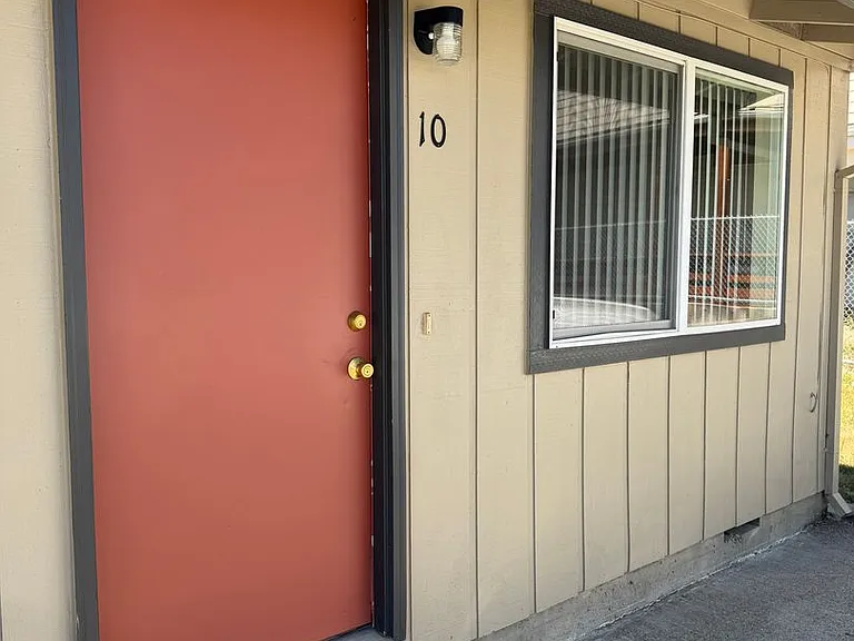 Pinewood Apartments — Photo 25