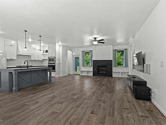 4th image of 2429 Creekview Dr