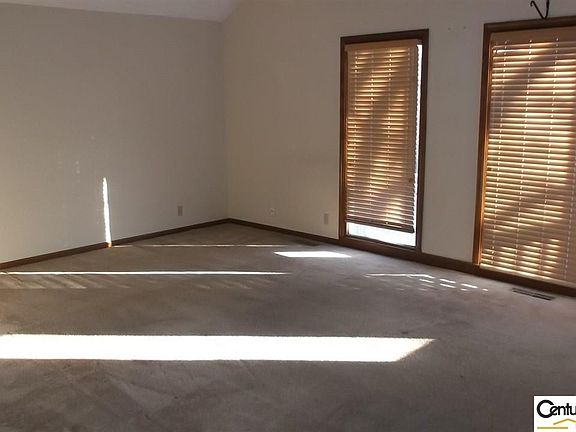 3rd image of 3523 Comstock Ave