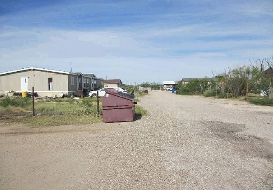 Exterior Neighborhood (street photo)