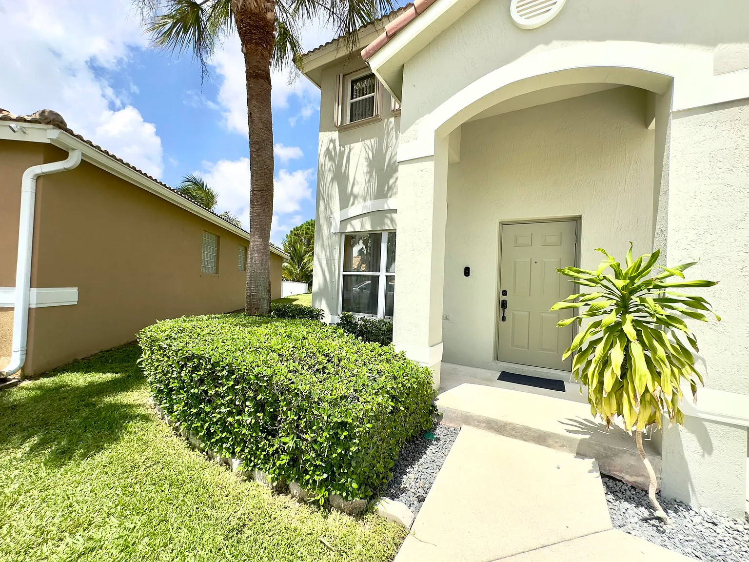4 bed, 2.5 bath, 2169 sqft, $4,300 — Photo 4
