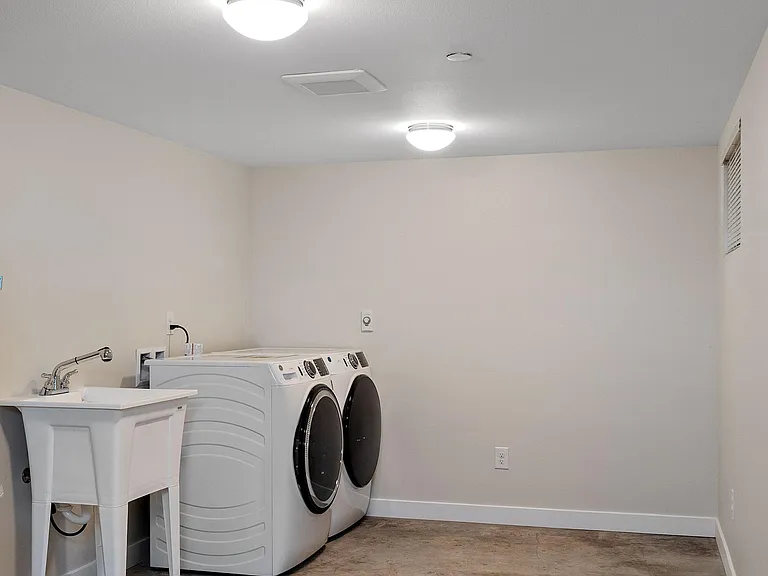 Laundry/storage room