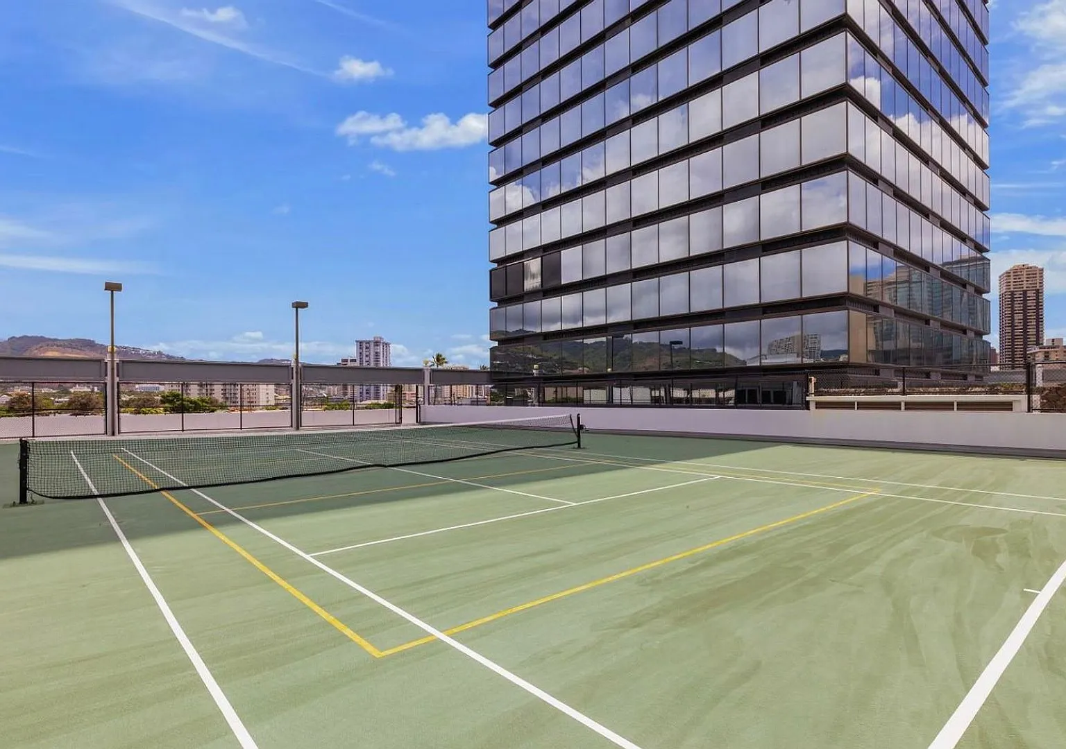 Spacious Corner Unit with Panoramic Honolulu Views - Mixed Use Commercial and Residential Allowed — Photo 3