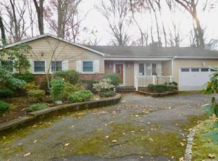 166 Frost Pond Rd, Glen Head, NY 11545