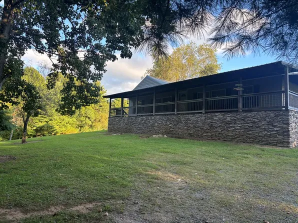 1442 Doe Run Rd, Hillsville, VA 24343
