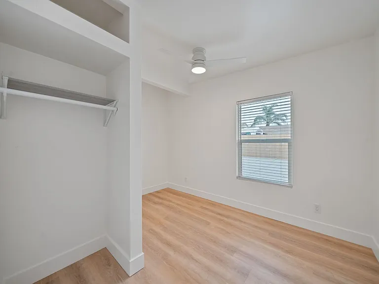 6842 Estrella Ave — Photo 9