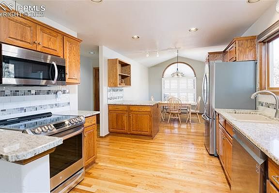 4th image of 102 Luxury Ln