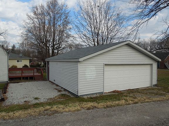 Huge 2+ car garage